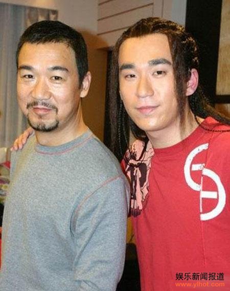 �Ƕ�����Ĭ�븸���Ź�����Ӱ