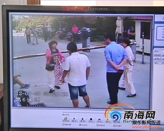 小区监控录像显示,2月2日9时28分,羊栏派出所民警出现在案发现场(南海网记者邓松摄)